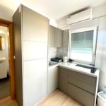 Küche mit grauen Schränken, Fenster und Küchenzeile