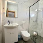 Badezimmer mit Dusche, Waschbecken und Toilette