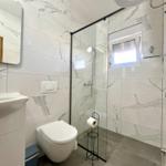 Badezimmer mit Dusche, Toilette und Waschbecken