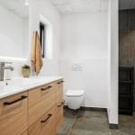 Badezimmer mit Waschbecken, Toilette und Dusche