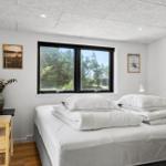 Schlafzimmer mit Bett, Fenster und Holzmöbel