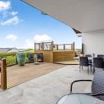 Terrasse mit Sitzgelegenheiten und Blick auf die Landschaft.