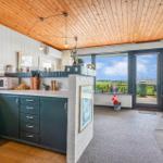 Küche mit Blick auf Balkon und Landschaft