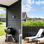 Terrasse mit Grill und Liegestühlen. Blick auf grünen Garten und Himmel.