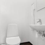Badezimmer mit Toilette, Waschbecken und Handtuch.