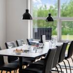 Esszimmer mit Tisch, Stühlen und Blick auf Garten