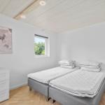 Zimmer mit zwei Schlafplätzen, Fenster und Weltkarte an der Wand.