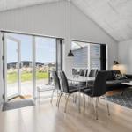 Wohnbereich mit Essbereich, Küche und Terrasse. Moderne Einrichtung mit Blick auf Außenbereich.