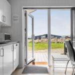 Küche mit Blick auf Terrasse und Grünfläche