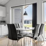 Küche mit Esstisch und Blick auf Terrasse