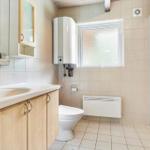 Badezimmer mit Waschbecken, Toilette und Fenster