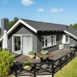 Moderne Villa mit Terrasse, Garten und Grillplatz. Ein perfekter Ort für entspannte Ferien.