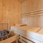Sauna mit Holzbank und Steinmulde