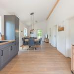 Küche mit Essbereich und Wohnzimmer im offenen Layout.