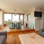 Wohnzimmer mit erhöhtem Essplatz...