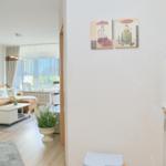 Wohnzimmer mit Sofa und Küche im Hintergrund