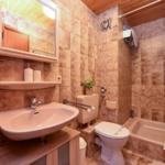 Badezimmer mit Badewanne, Toilette und Waschbecken.
