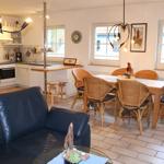 Blick vom Wohnbereich zum Essplatz und Küchenbereich