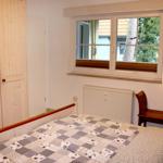 und großem Kleiderschrank