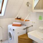 Bad (I) im unteren Bereich der Wohnung / mit Dusche, WC, Waschmaschine