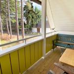 der Balkon ist komplett möbliert