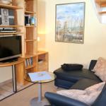 gemütliche Couch im Wohnbereich, Sat-TV