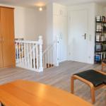 offener Zugang zum Wohnbereich in der unteren Ebene der Wohnung