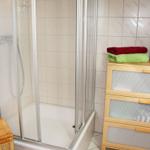 zweites Bad im oberen Bereich mit Dusche und WC