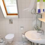 zweites Bad im oberen Bereich mit Dusche und WC