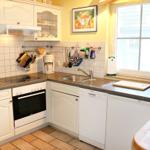 voll ausgestatteter Küchenbereich mit Ceran-Koch-Herd, Backofen, Geschirrspüler, Kaffeemaschine, Kühlschrank usw.