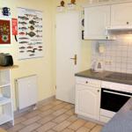 Küche mit Hauswirtschaftsraum/Vorratskammer