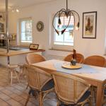 sehr schöne und helle Kücheneinrichtung mit großem Esstisch