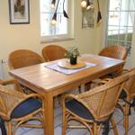 großer Esstisch mit viel Platz für 6 Personen