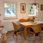 Küchentresen, großer Esstisch und Zugang zum Balkon