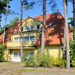 Aussenansicht mit 1x PKW-Stellplatz vor dem Haus