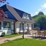 Ansicht des Haues im Sommer (Wohnung 1: Terrasse rechts)