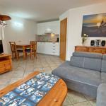 Wohnbereich mit Küchenzeile und Essplatz