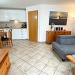 Wohnbereich mit Küchenteil und Esstisch