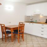 Küchenbereich mit Esstisch und Platz für drei Personen