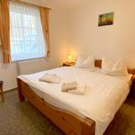 Schlafzimmer mit Doppelbett