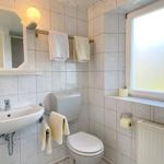 Bad mit Dusche, WC und Waschbecken