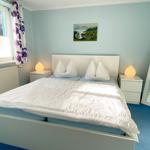 Schlafzimmer mit Doppelbett, Spiegel