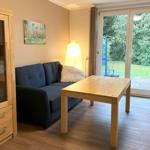 Wohnzimmer mit Zugang zur eigenen Terrasse