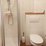 Bad mit Dusche und WC