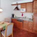 Küchenberich mit Esstisch und Küchenzeile