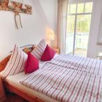 Schlafzimmer mit Doppelbett und Zugang zm Balkon