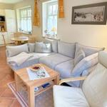 Couch und Blick in die Küche