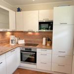 gut ausgestattete Küchenecke