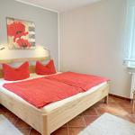 Schlafzimmer mit Doppelbett (Bettwäsche zubuchbar)