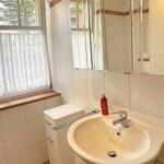 Bad mit Dusche, WC und Waschbecken